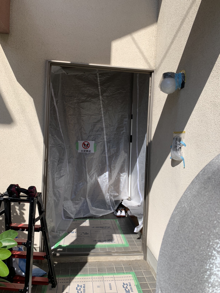 さくらエステート 大牟田店の外壁塗装と一緒に　玄関ドア取替の施工前の写真2